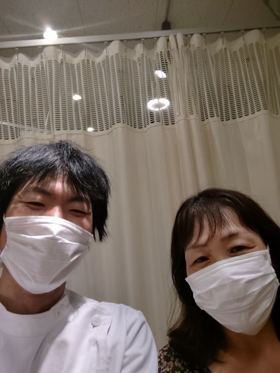 白衣を着ている男性とマスクをしている女性