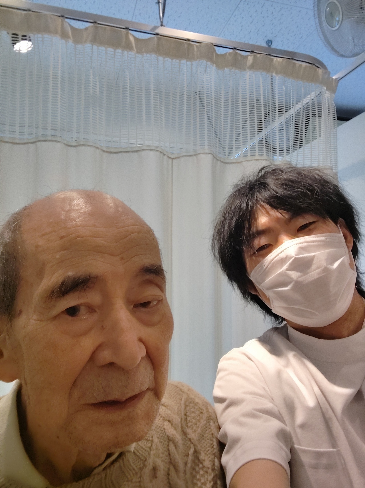 老人の男性と白衣を着ている男性