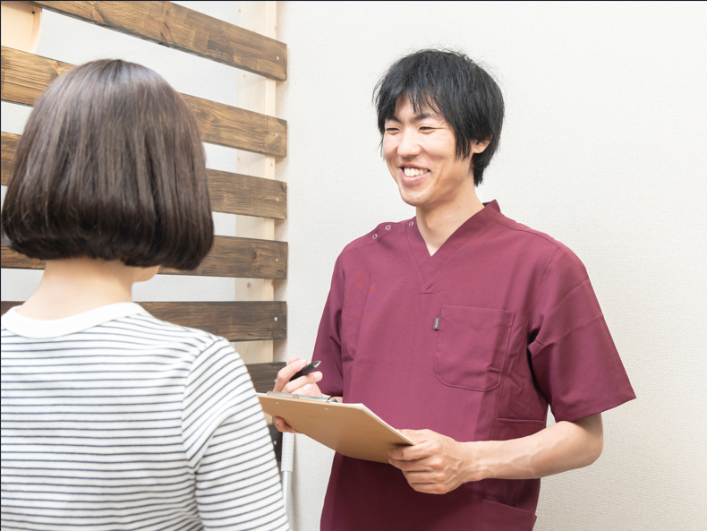 女性に対して微笑む男性