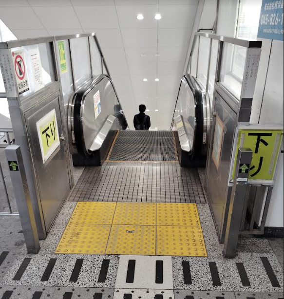 東戸塚駅東口の下りエスカレーター
