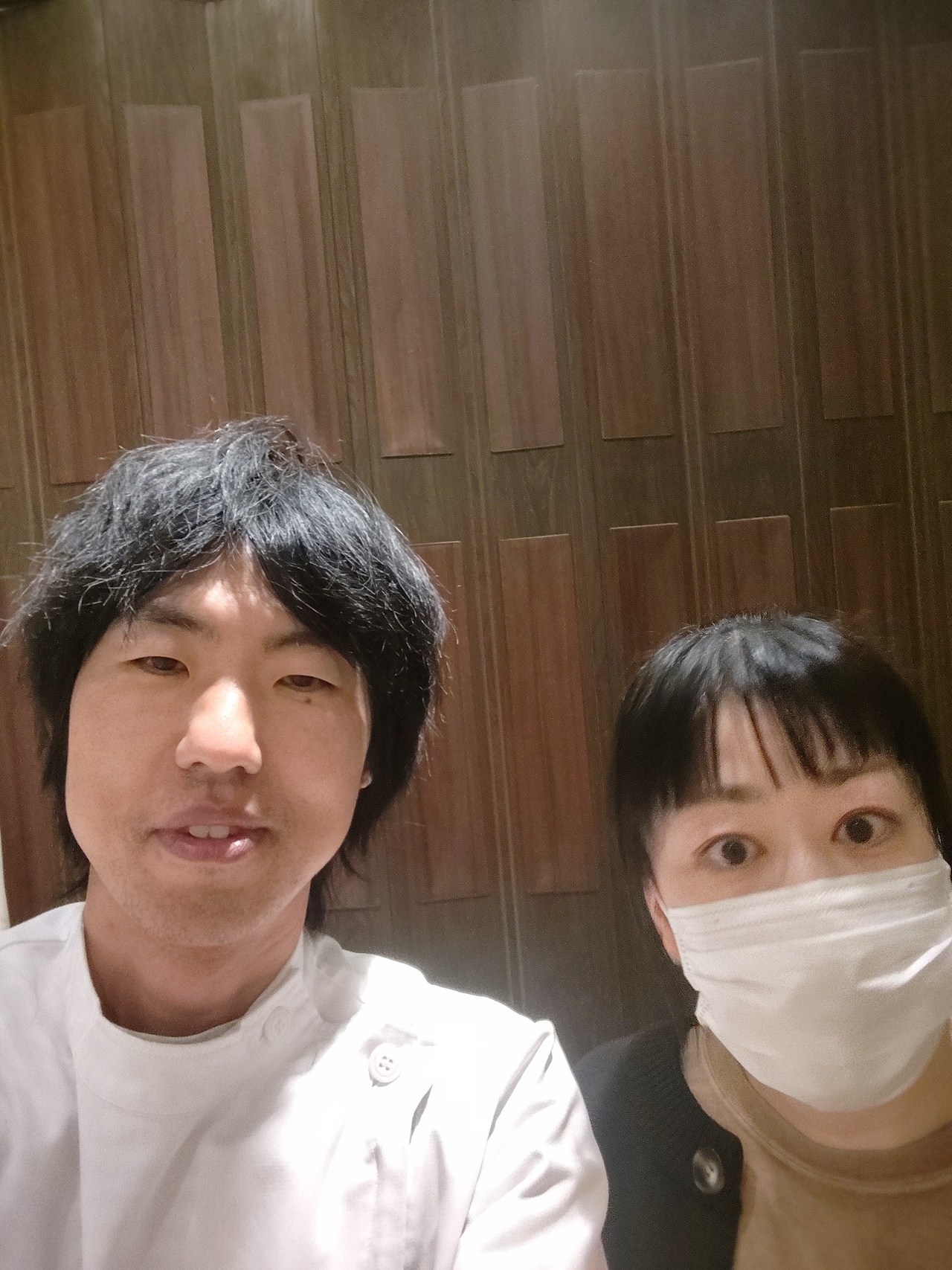 白衣を着ている男性とマスクをしている女性
