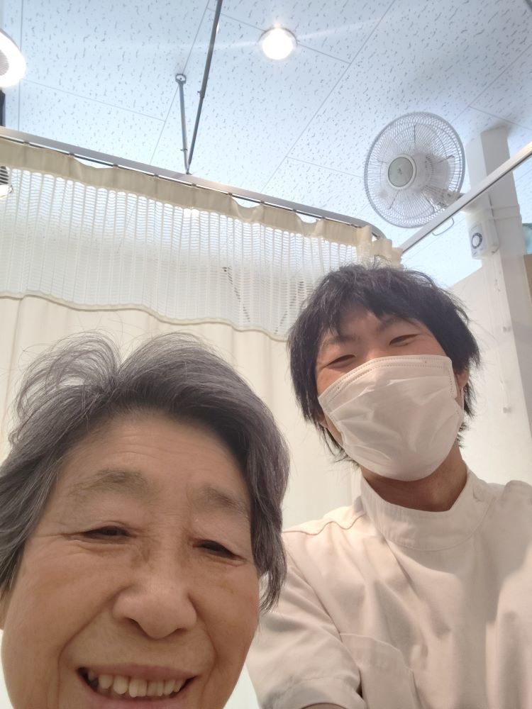 老人の女性と白衣を着ている男性