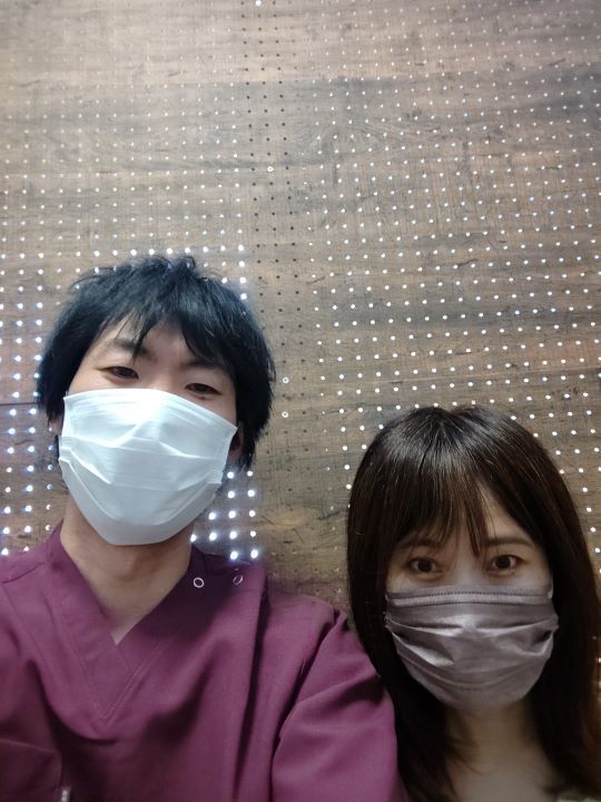 マスクをしている男性とマスクをしている女性のツーショット