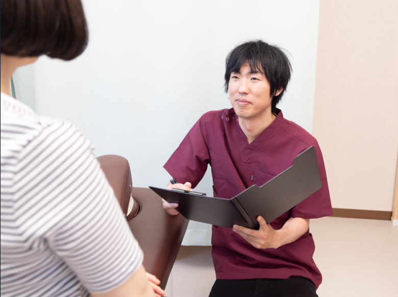 女性にカウンセリングをしている男性