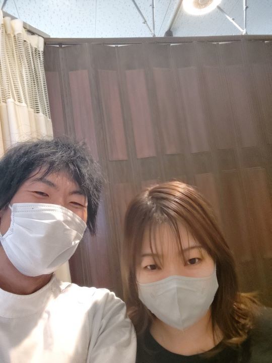 マスクをしている男性とマスクをしている女性のツーショット