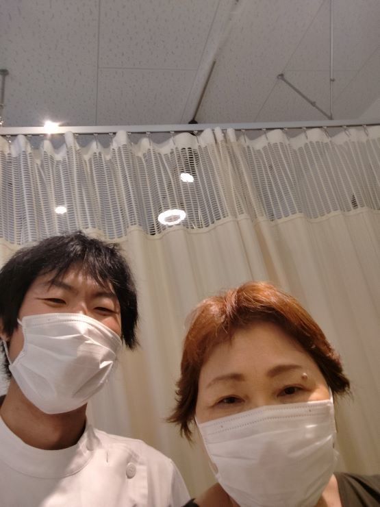 白衣を着ている男性とマスクをしている女性