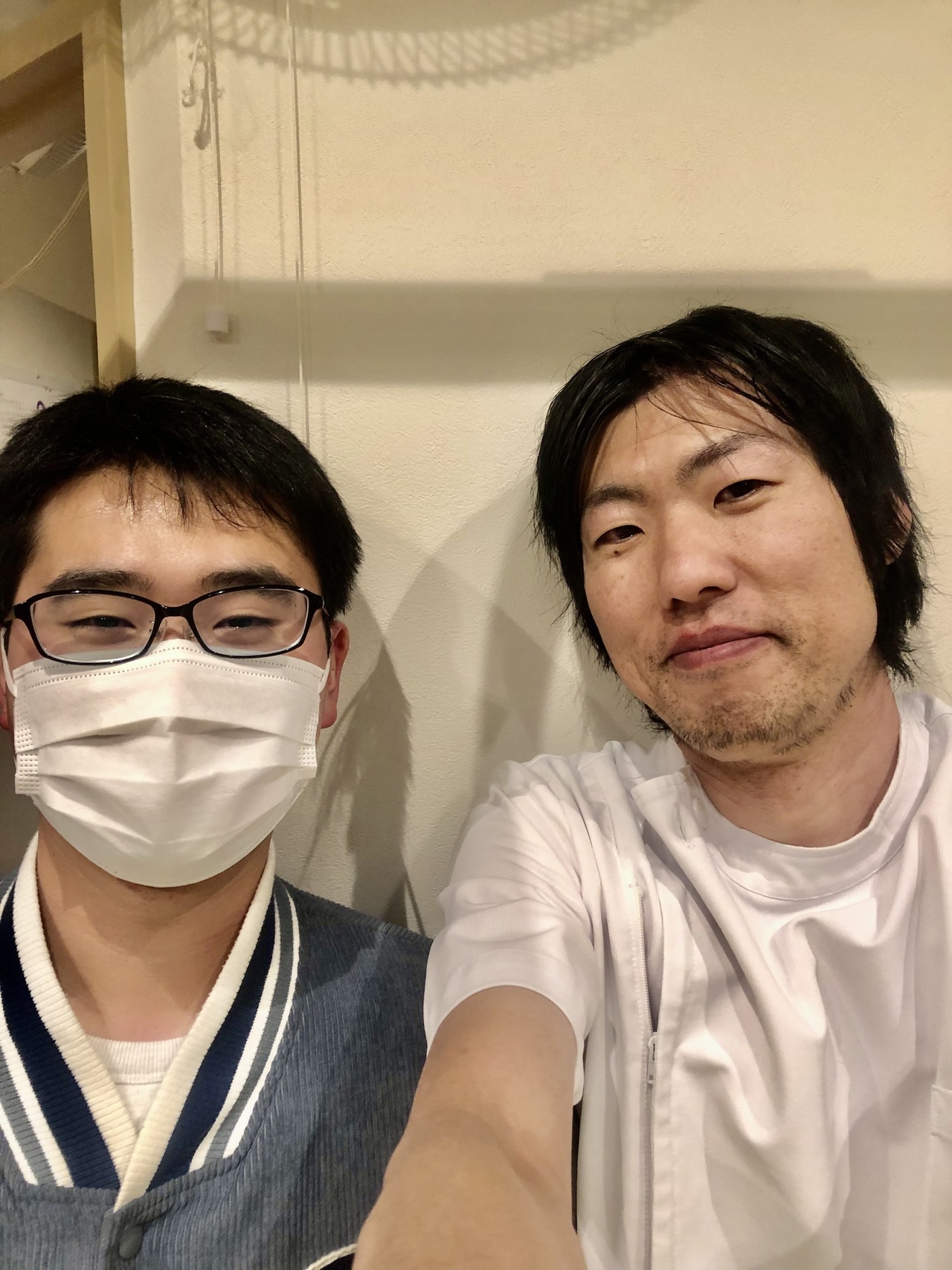 マスクをしている男性と白衣をきている男性